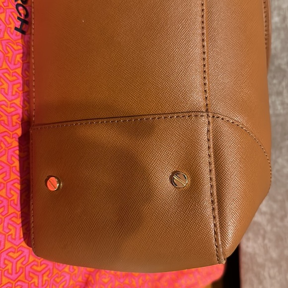 NWT. Tory Burch Robinson East West Tote. Never used. Smoke free home. - Picture 6 of 15